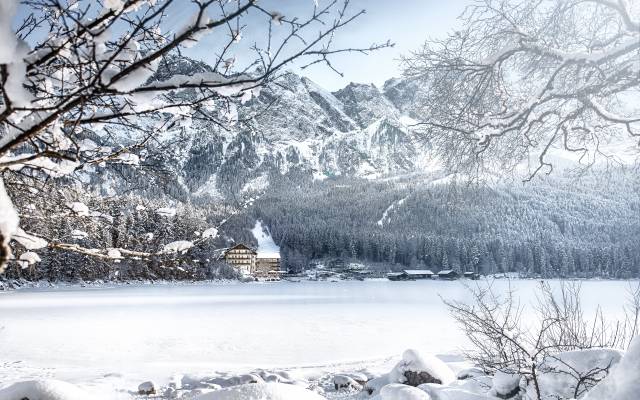 Zugefrorener Eibsee im Winter