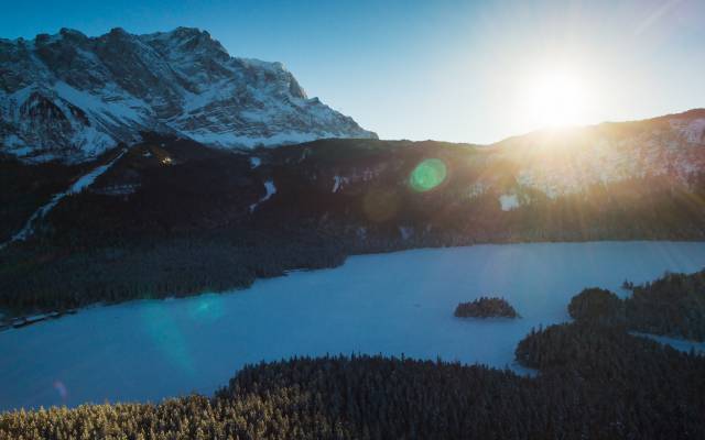 Luftbild vom Eibsee im Winter mit Zugspitze