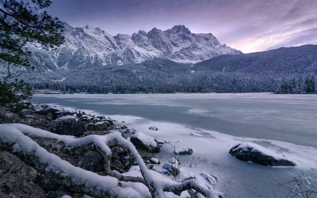 Zugefrorener Eibsee mit Zugspitze