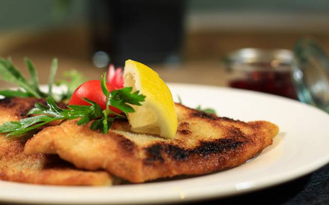 Schnitzel mit Zitrone, Petersilie und Tomaten