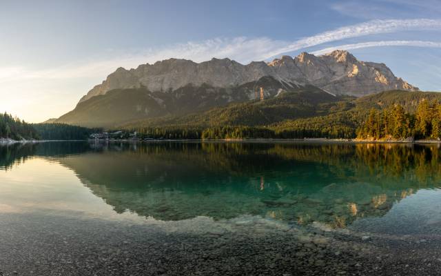 Zugspitze spiegelt sich im klaren Eibsee