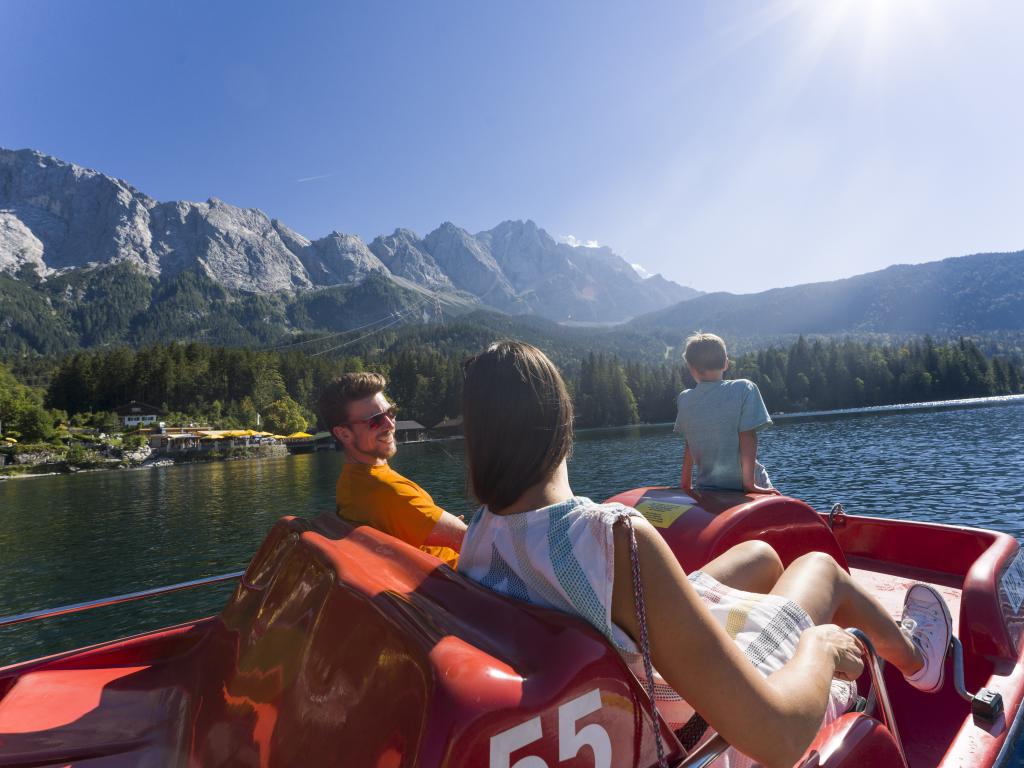 Familie im Tretboot auf dem Eibsee