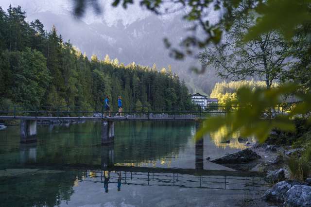 Steg über den Eibsee mit Blick auf das Eibsee Hotel in Garmisch